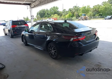 2021 Toyota Camry Se z USA, uszkodzony, nr VIN 4T1G11AK2MU582906